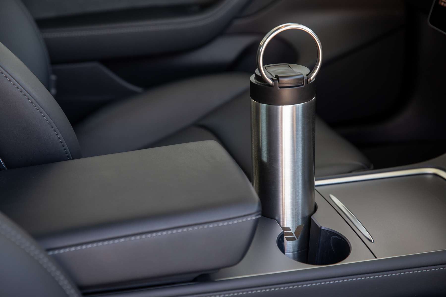 Ever Vessel Maxi Water Bottle 26oz 750mL in stainless sitting in car cup holder