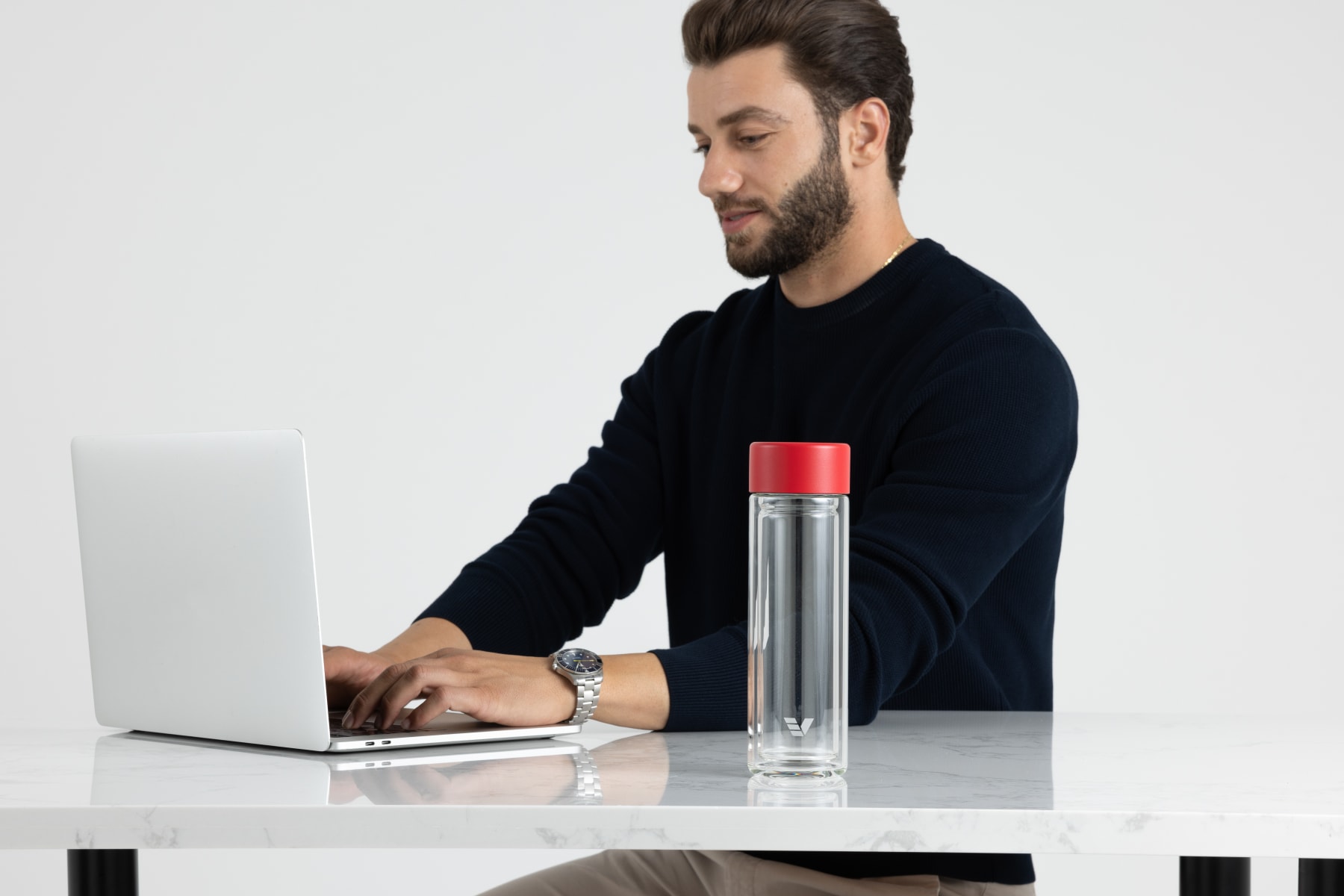 Ever vessel glass multi double wall glass tea infuser water bottle with red lid on desk