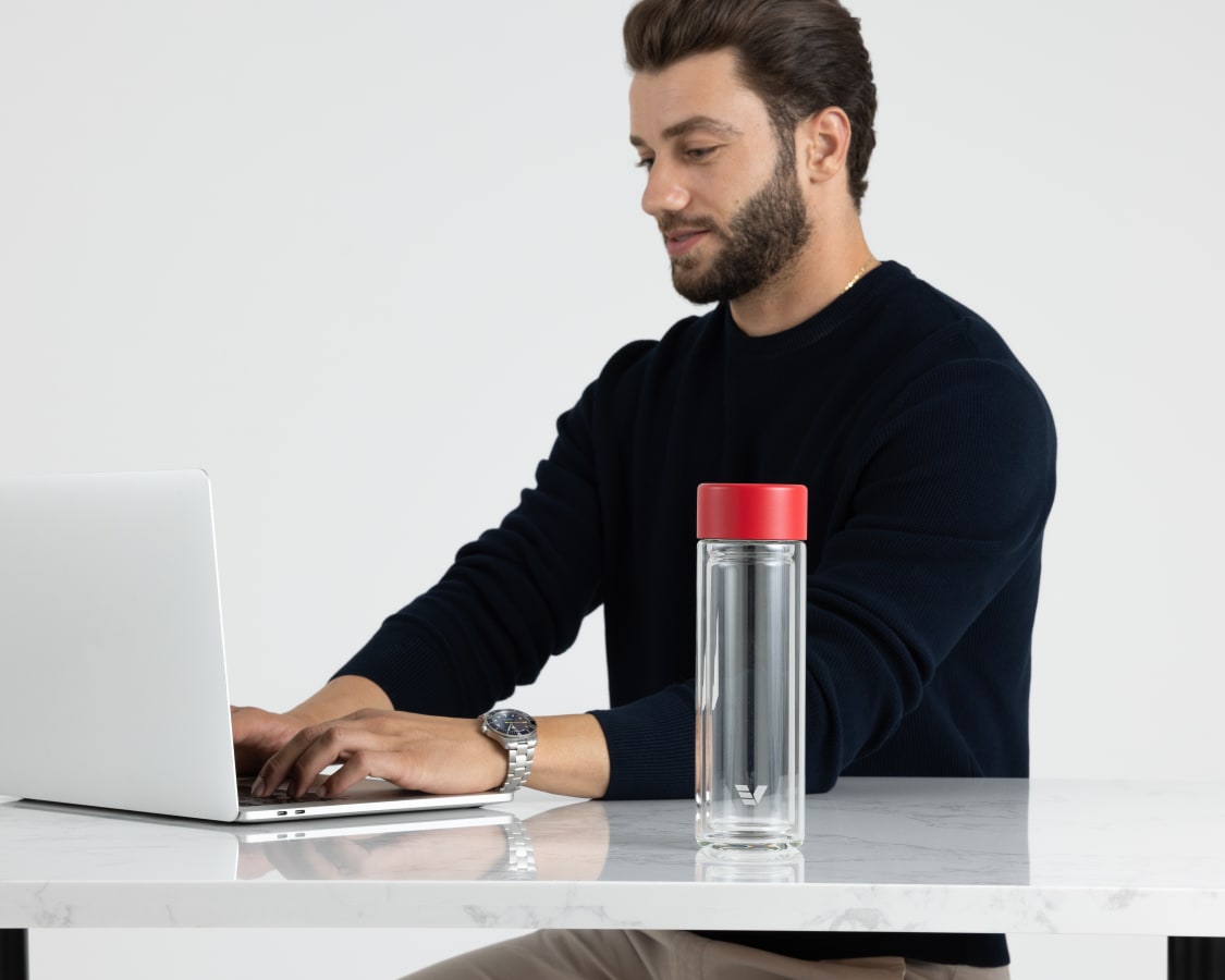 Ever vessel glass multi double wall glass tea infuser water bottle with red lid on desk